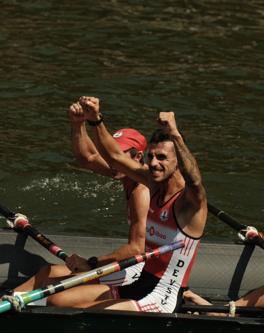 Ander Bernárdez celebrando en la trainera de Deustu Arraun Taldea